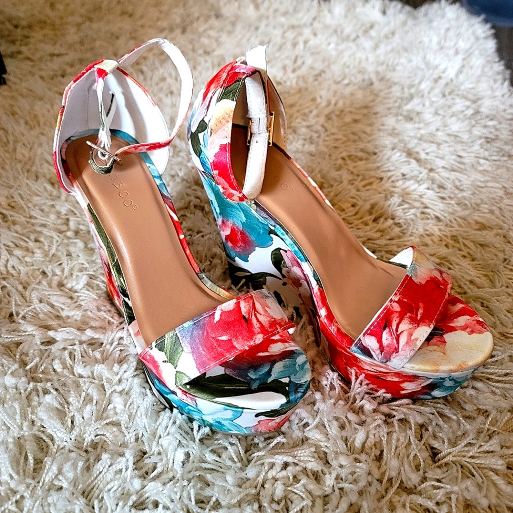 BAMBOO FLORAL WEDGE HEELS